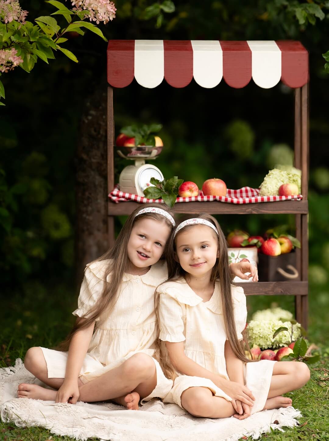 Zdjęcie dwóch dziewczynek w plenerze